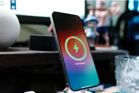 清流苹果15换屏服务分享用什么充电器给iPhone15充电更好 